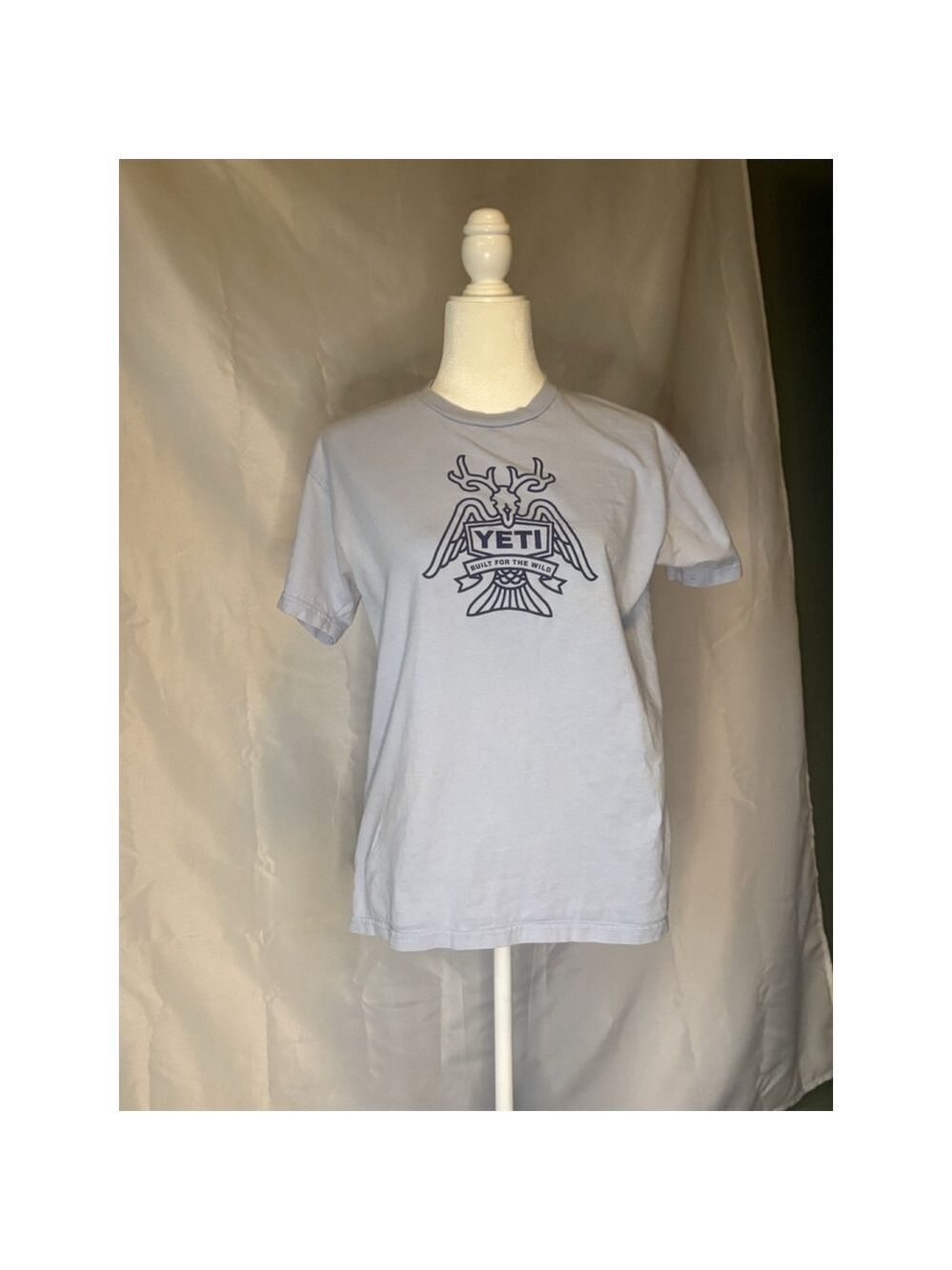 YETI Built For The Wild T-Shirt Men's Medium Light Blue Graphic Horn Fin Feather